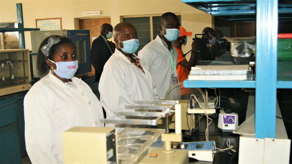 Scientists waiting to receive the HMSH to a laboratory