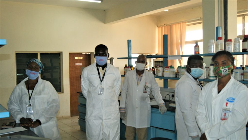 Some scientists waiting to receive the HMSH to a laboratory